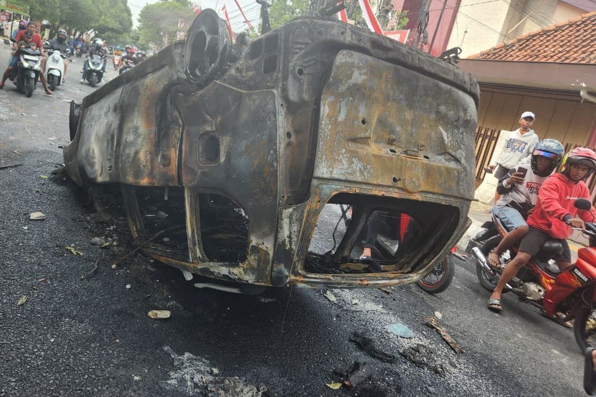 Mobil Provos Polres Grobogan Dibakar Massa Saat Demo di Pati