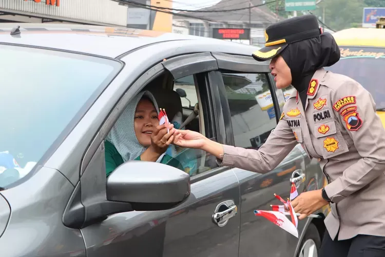 Sambut HUT RI, Polres Semarang Distribusikan 20 Ribu Bendera Merah Putih
