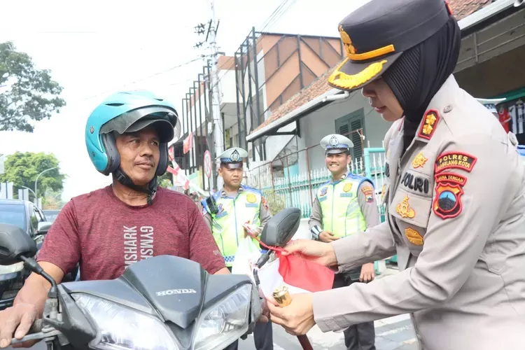 Polres Magelang Kota Turut Meriahkan Agustusan dengan Bagi-Bagi Bendera