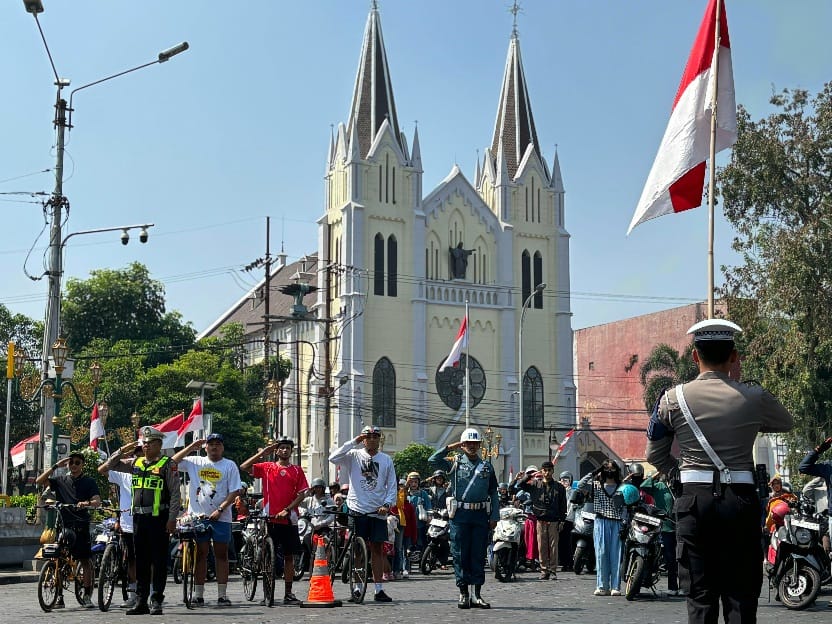 Satlantas Polresta Malang Kota Ajak Pengguna Jalan Hening dan Hormat Bendera di Momen Detik Proklamasi
