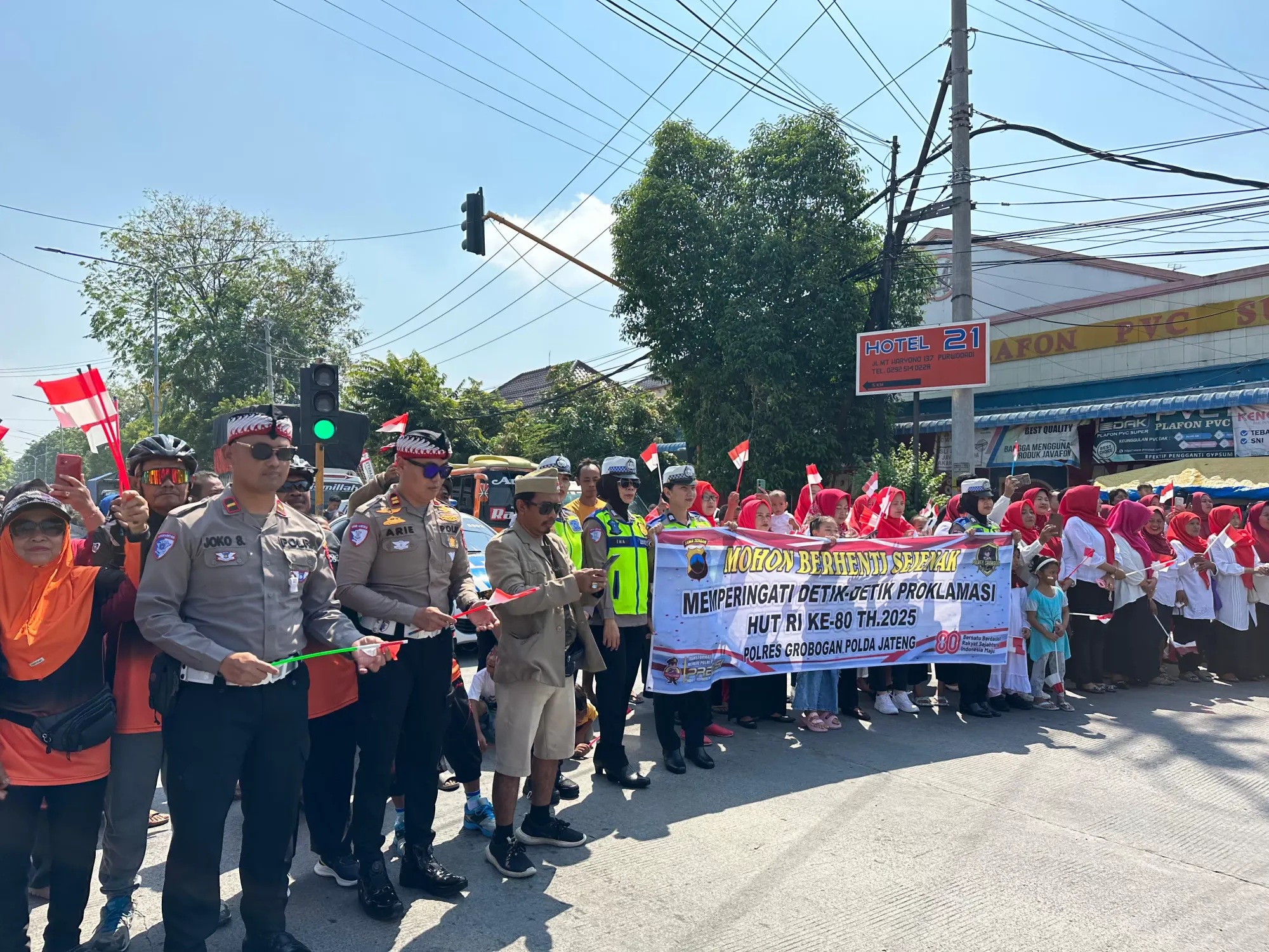Polisi Grobogan Tunjukkan Patriotisme, Hentikan Arus Lalu Lintas Saat Indonesia Raya Berkumandang