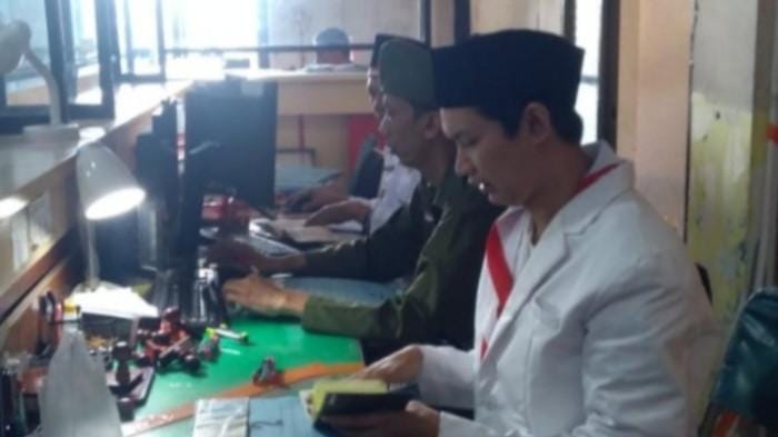 Rayakan HUT RI ke-80, Petugas Satpas dan Samsat Polresta Malang Kota Tampil ala Pejuang