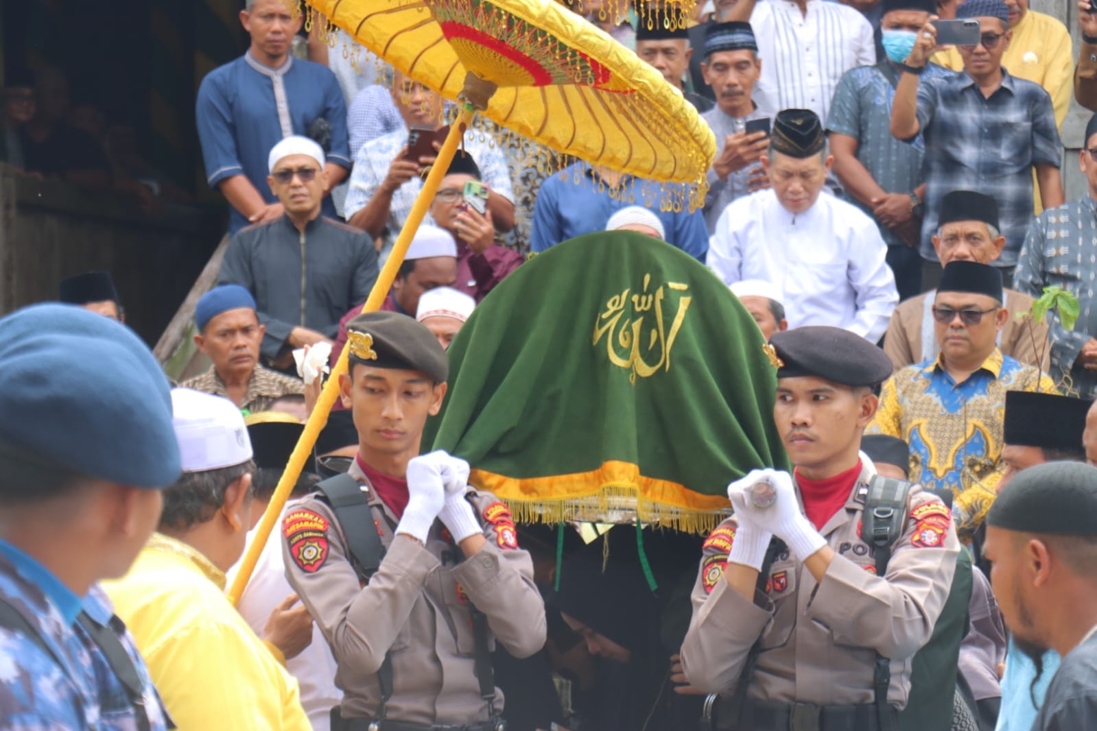 Kapolres Kobar Hadiri Pelepasan dan Pemakaman Jenazah Ama Pangeran Muasjidinsyah