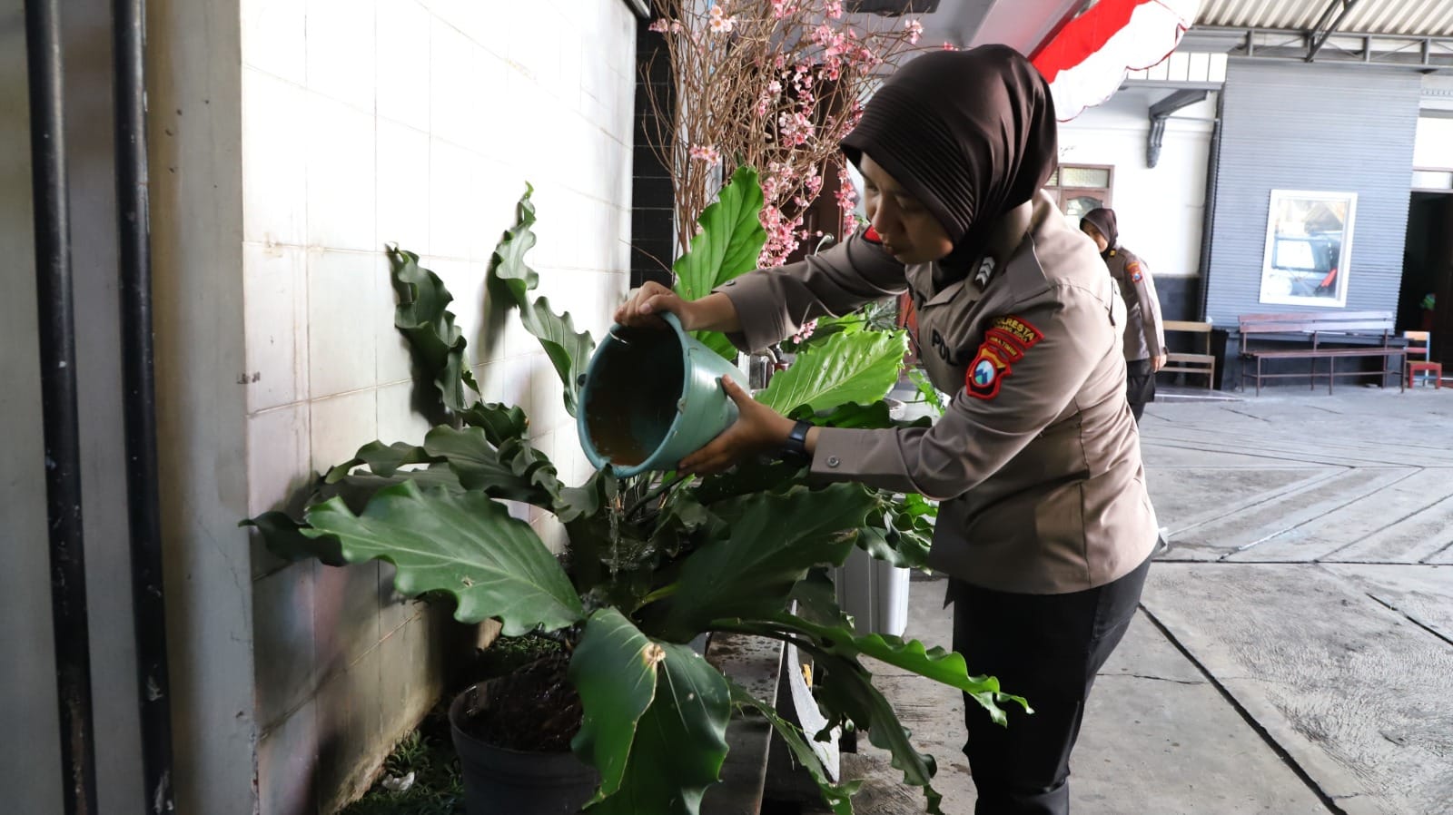 Sambut HUT ke-77, Polwan Malang Kota Tebar Kepedulian Lewat Bakti Sosial dan Religi
