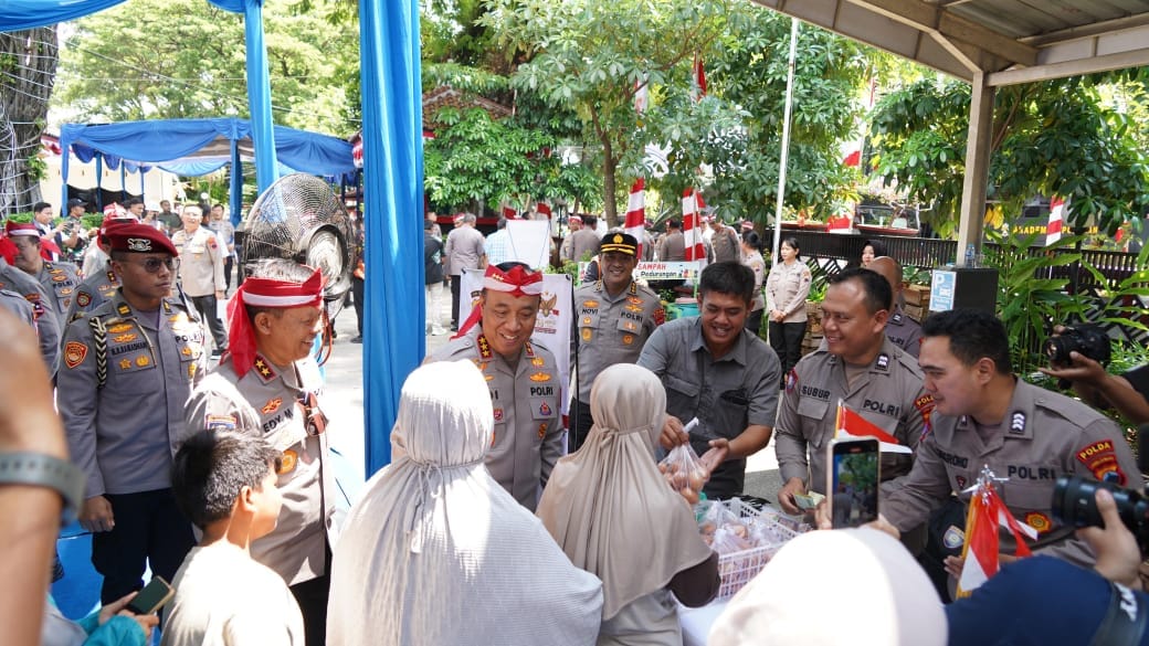 Polri Hadir di Tengah Masyarakat: Alumni Akpol 1990 Adakan Gerakan Pasar Murah di Semarang
