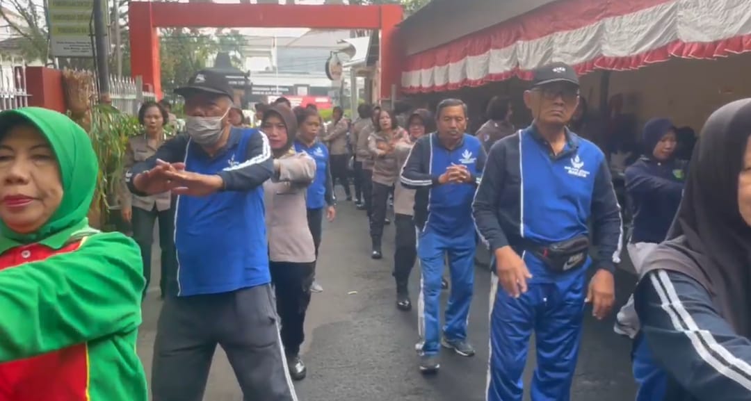 Polwan Polresta Malang Kota Adakan Layanan Kesehatan Gratis bagi Lansia
