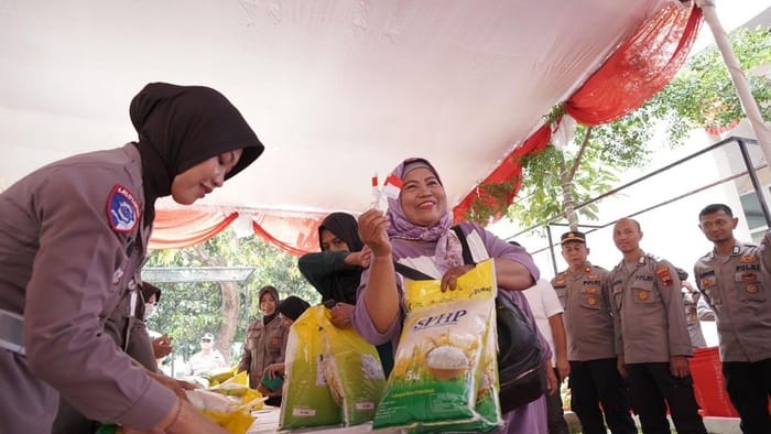 Kick Off Gerakan Pangan Murah, Warga Ramai Serbu Lokasi, Polda Jateng Bagikan Bendera Merah Putih