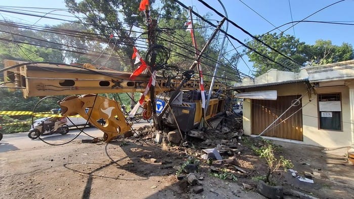 Gagal Kendali di Tanjakan, Truk Alat Berat Terguling Timpa Rumah Warga Semarang