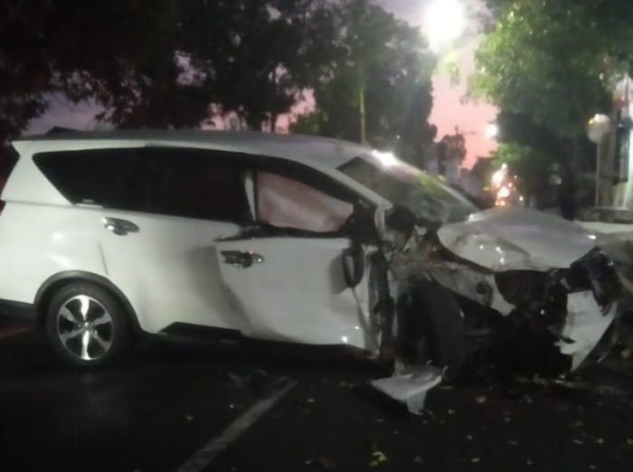 Diduga Kehilangan Kendali, Innova Tabrak Pohon di Klaten