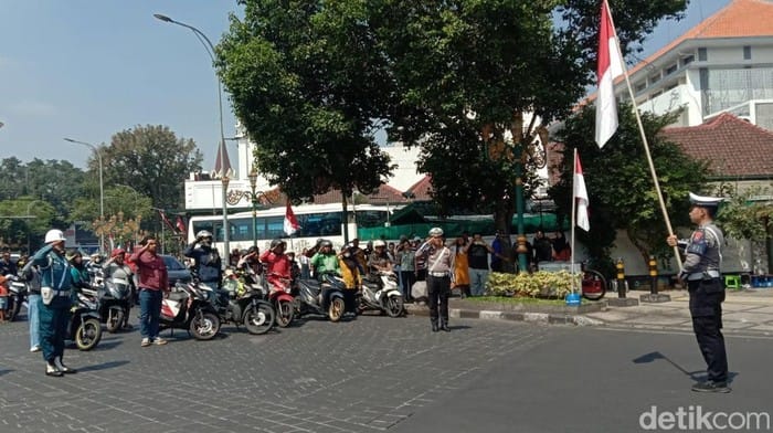 Pengguna Jalan di Malang Hentikan Kendaraan untuk Hormat Bendera di Detik Proklamasi