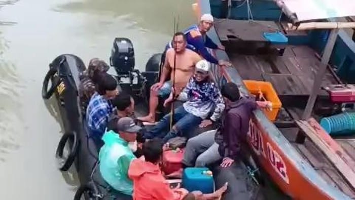Polisi Evakuasi 6 Pemancing Terombang Ambing Akibat Cuaca Buruk di Laut Demak