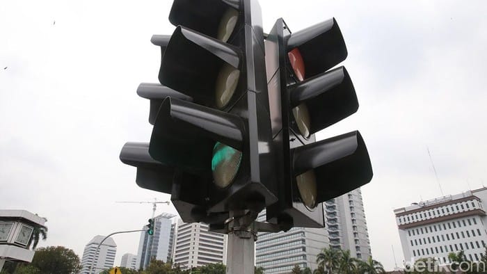 Viral Pemotor Nekat Nyerobot di Bangjo Tlogosari Semarang, Picu Kecelakaan