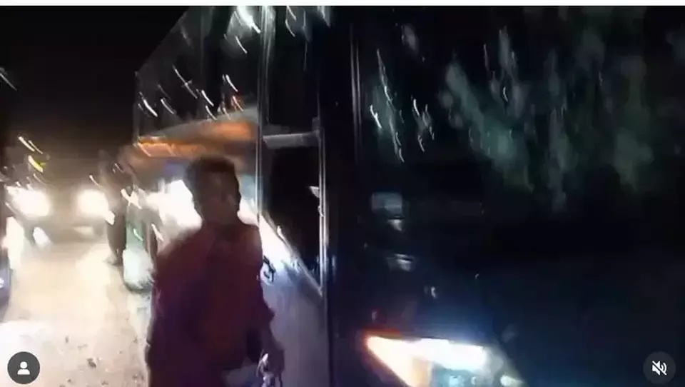 Bus Suporter Persita Dilempari Batu hingga Rusak di Perbatasan Semarang-Demak