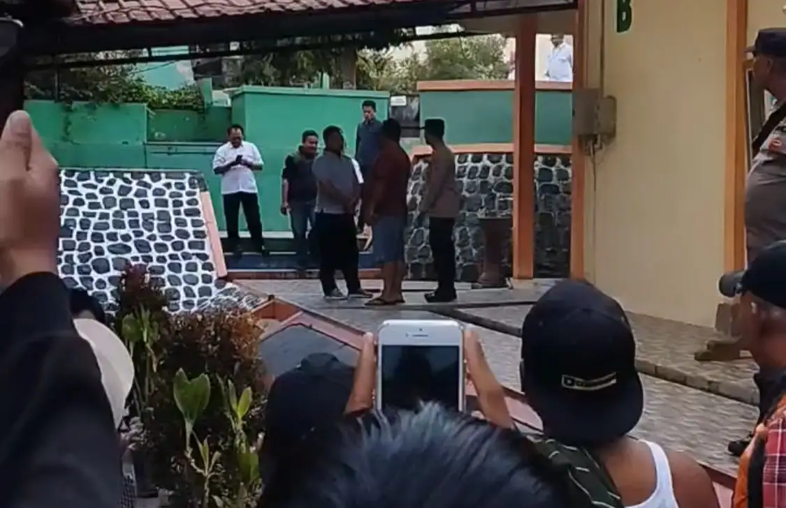 Guru Diduga Injak Punggung Siswa, Warga Geruduk SMAN 1 Cepogo Boyolali