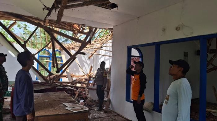 Atap Masjid di Cilacap Ambruk Diterpa Hujan Deras Berhari-hari