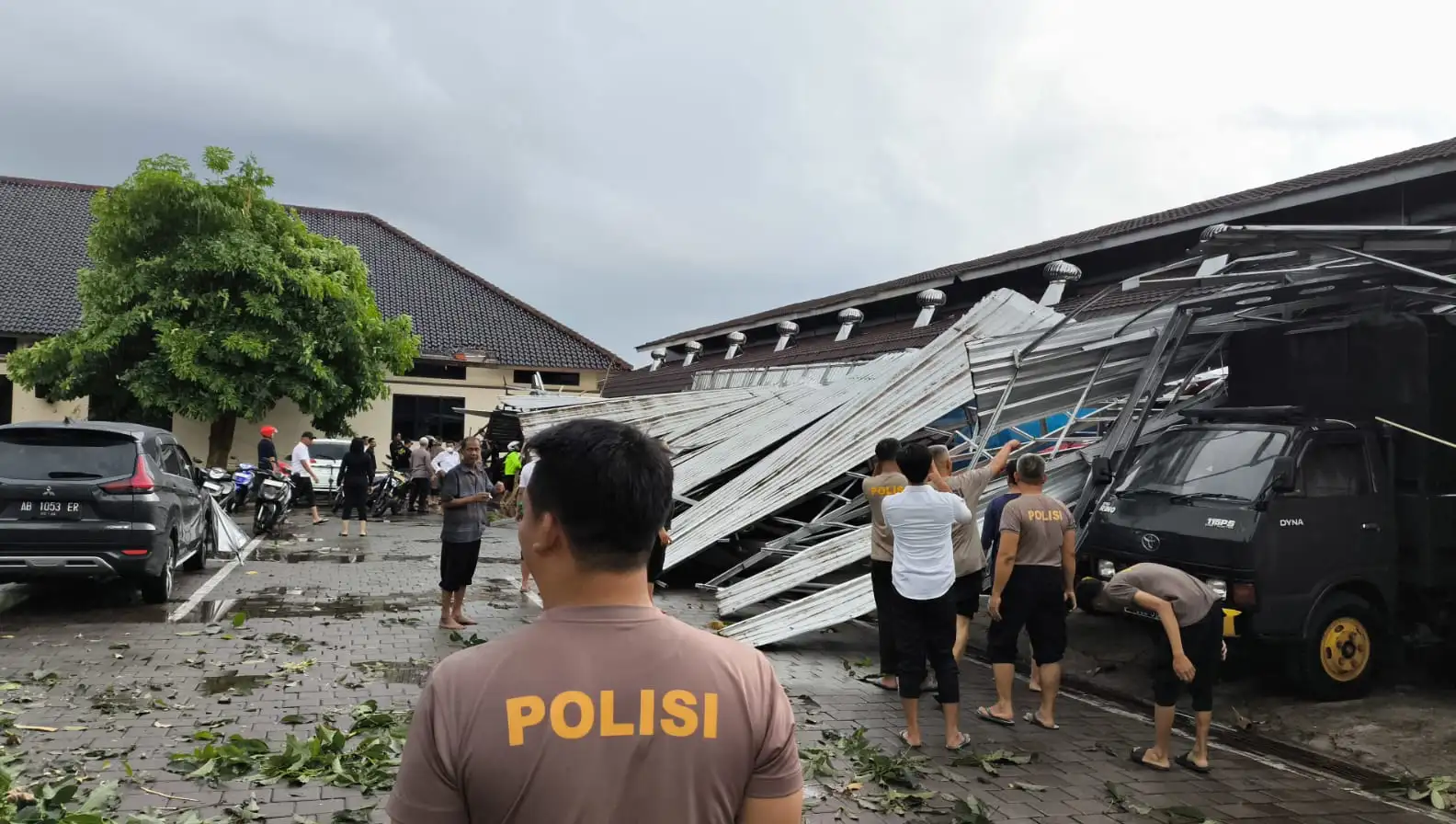 Hujan Deras Disertai Angin Kencang, Atap Parkir Polres Boyolali Ambrol