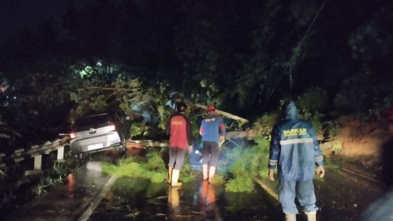 Rawalo Banyumas Dilanda Longsor, Mobil yang Melintas Tertimpa