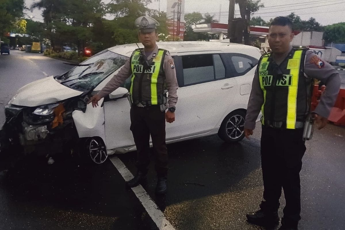 Mobil di Malang Tabrak Pohon, Sopir Kabur Tinggalkan Kendaraan