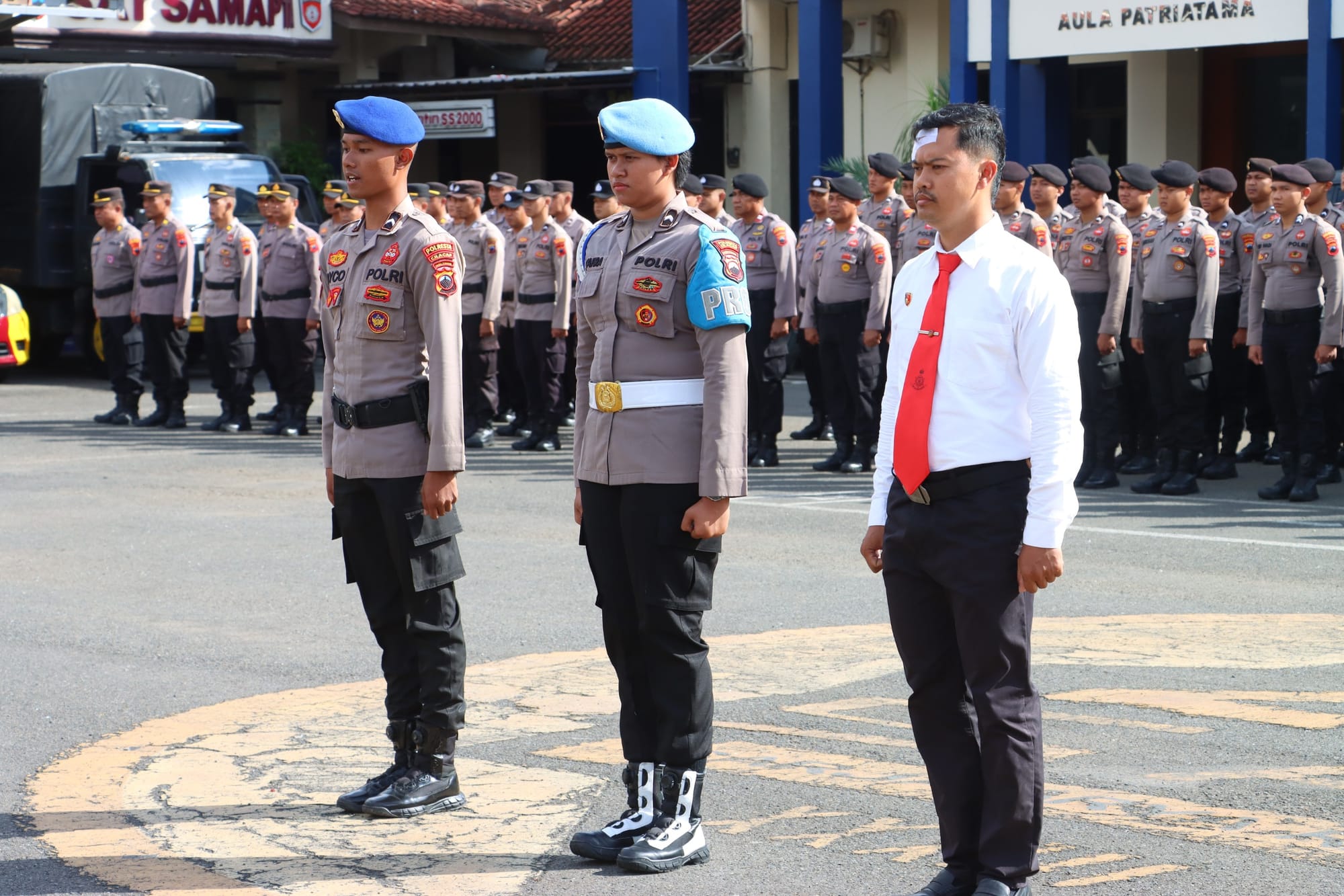 Kapolresta Cilacap Apresiasi Tiga Anggota Polri Berprestasi dengan Penghargaan