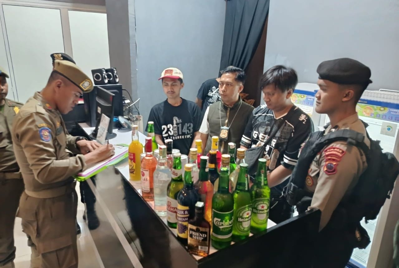 Puluhan Botol Miras Diamankan Satpol PP Banjarnegara dari Warung Pinggir Jalan