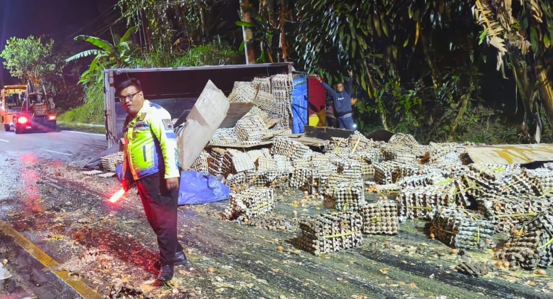 Kecelakaan di Salatiga, Truk Telur Terguling dan Ribuan Butir Hancur