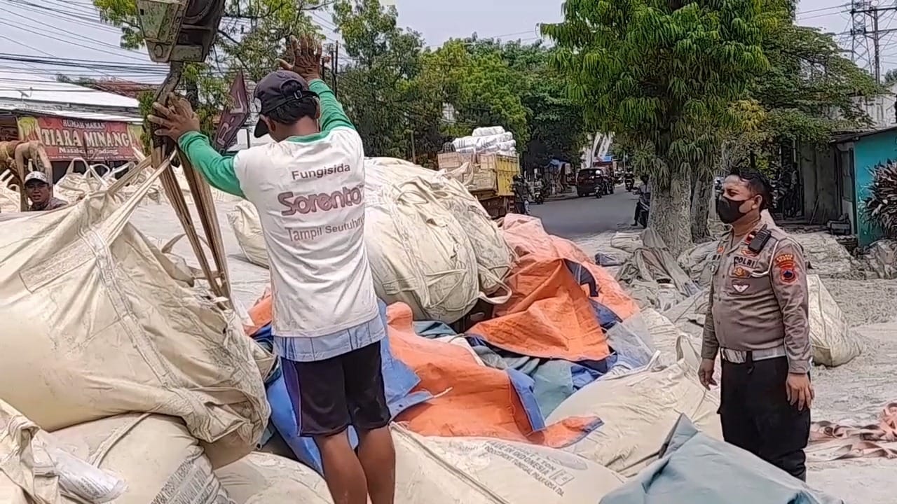 Sopir Diduga Mengantuk, Truk Tronton Bermuatan Semen 56 Ton Terguling di Blora