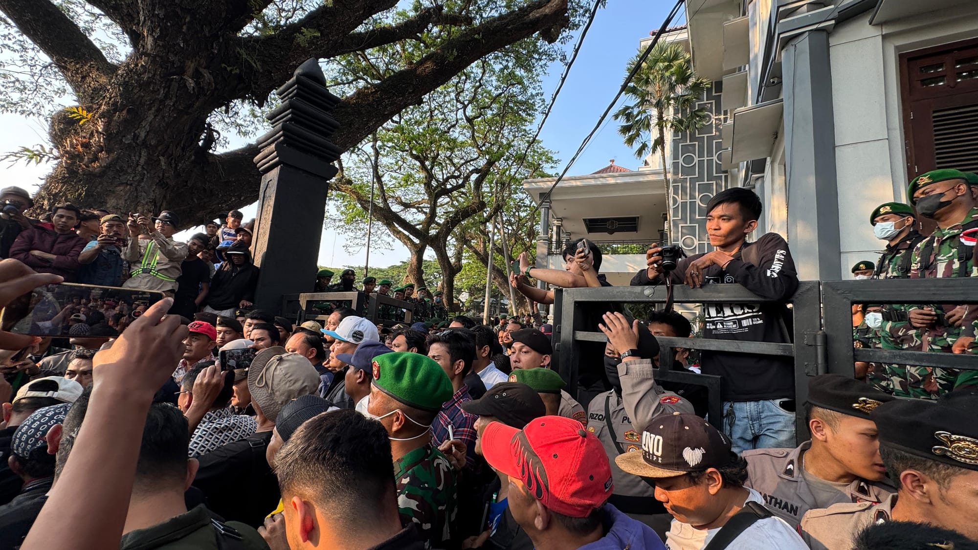 Tertib dan Damai, Aksi Demo di DPRD Kota Malang Hanya Berlangsung Singkat