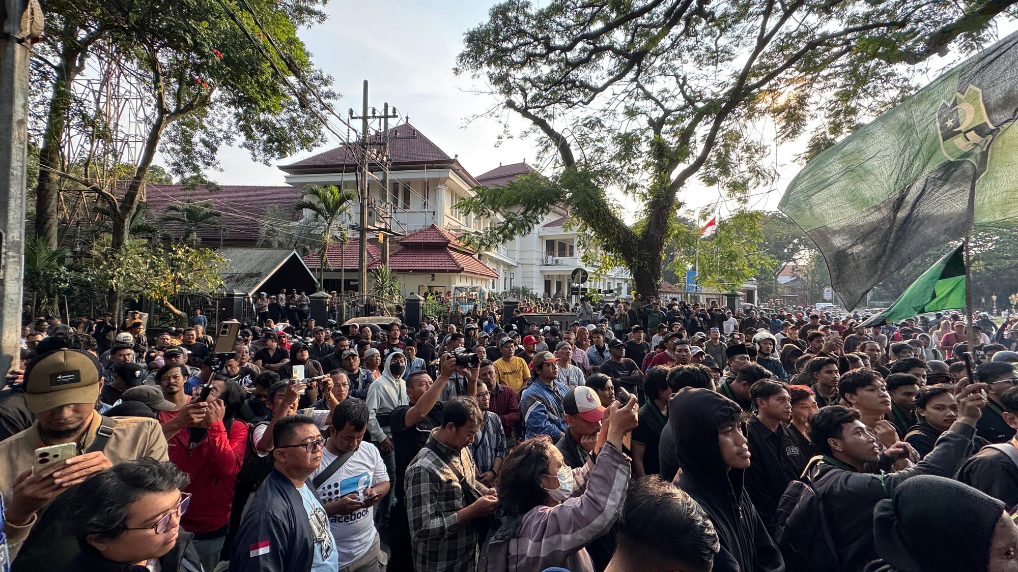 Tak Ada Kericuhan, Demo di DPRD Kota Malang Langsung Selesai