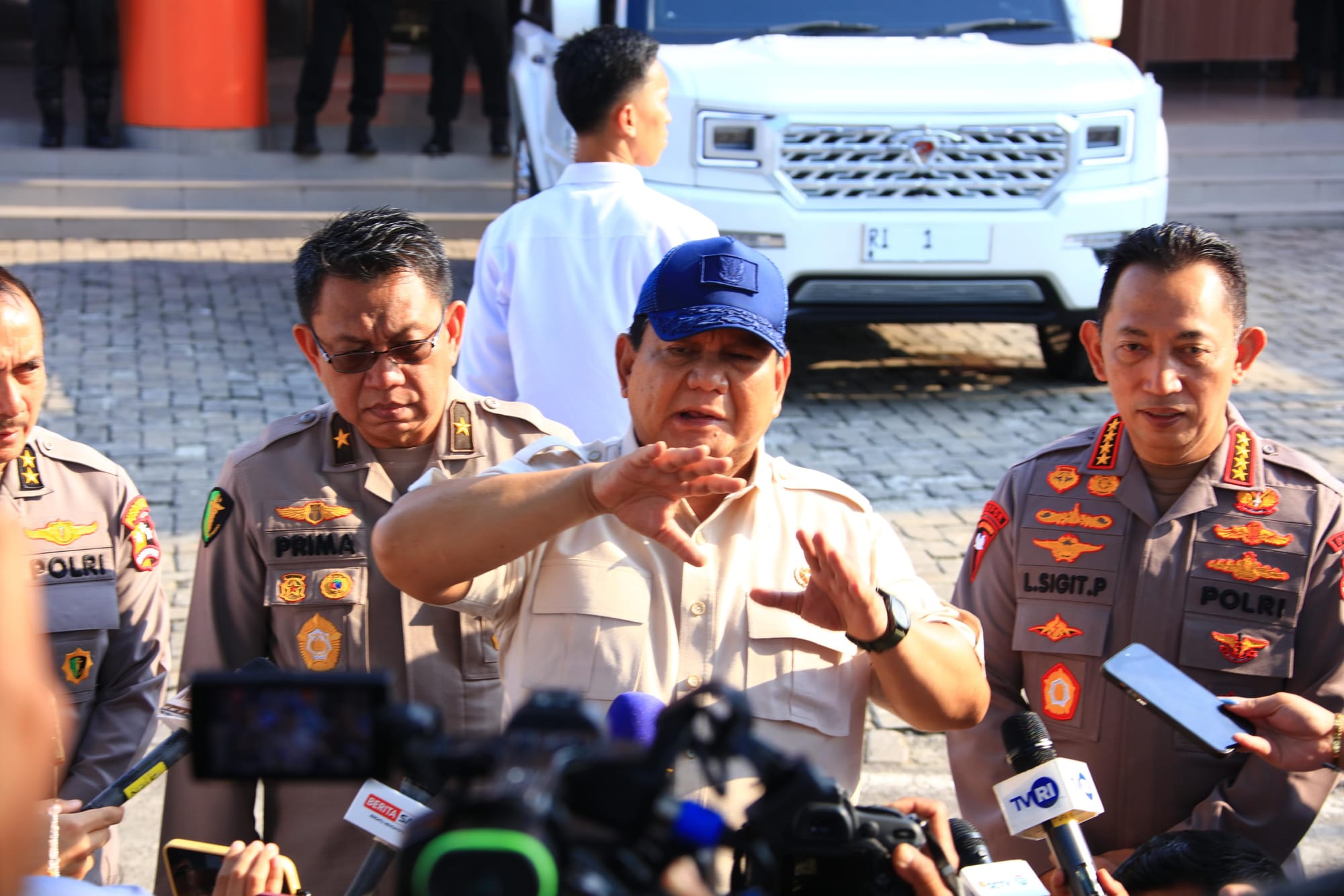 Prabowo Janji Kenaikan Pangkat Istimewa untuk Polisi yang Terluka Saat Ricuh