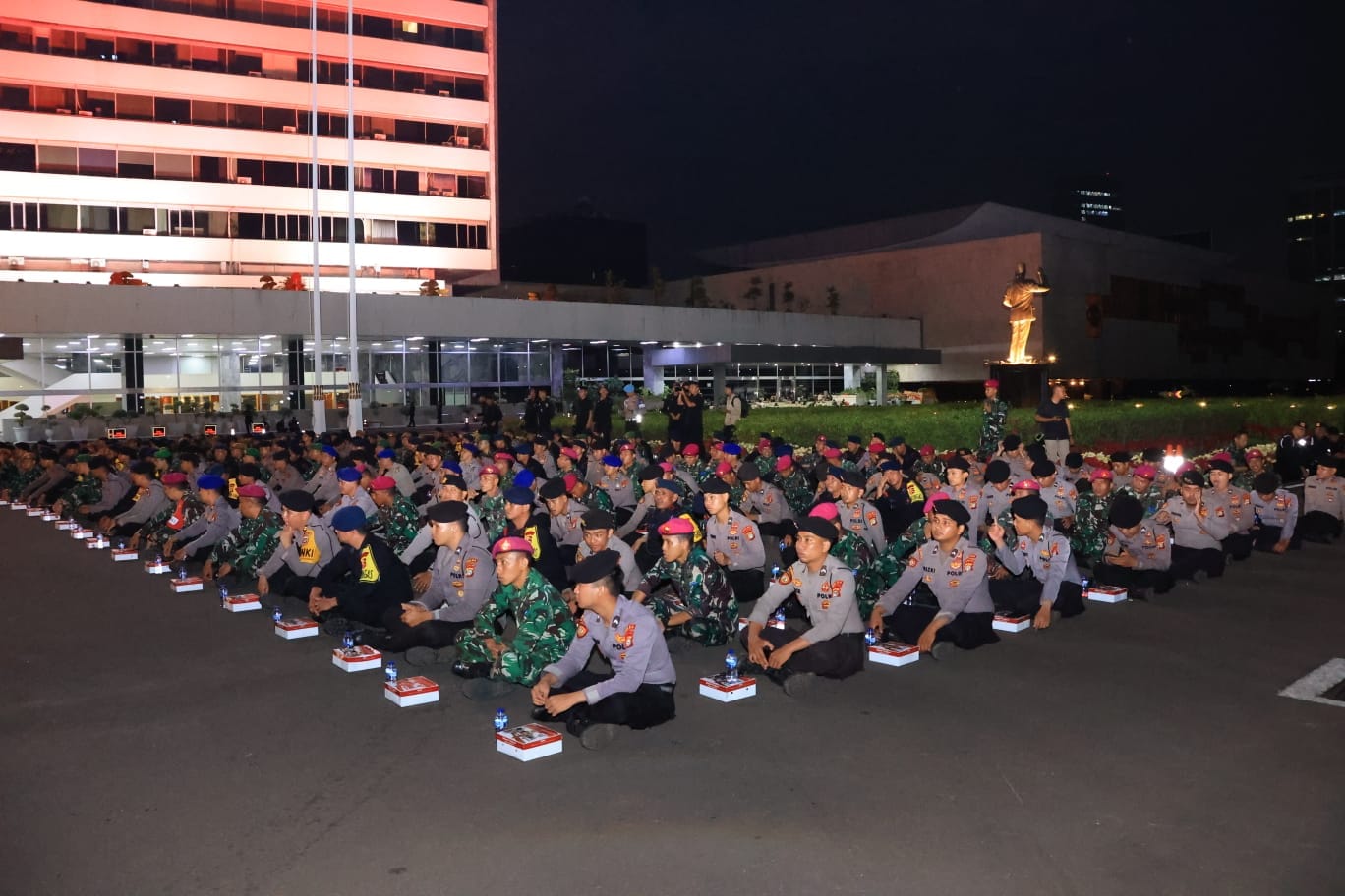 Makan Malam Bersama Pasukan, Kapolri Beri Suntikan Semangat Jelang Pengamanan DPR/MPR