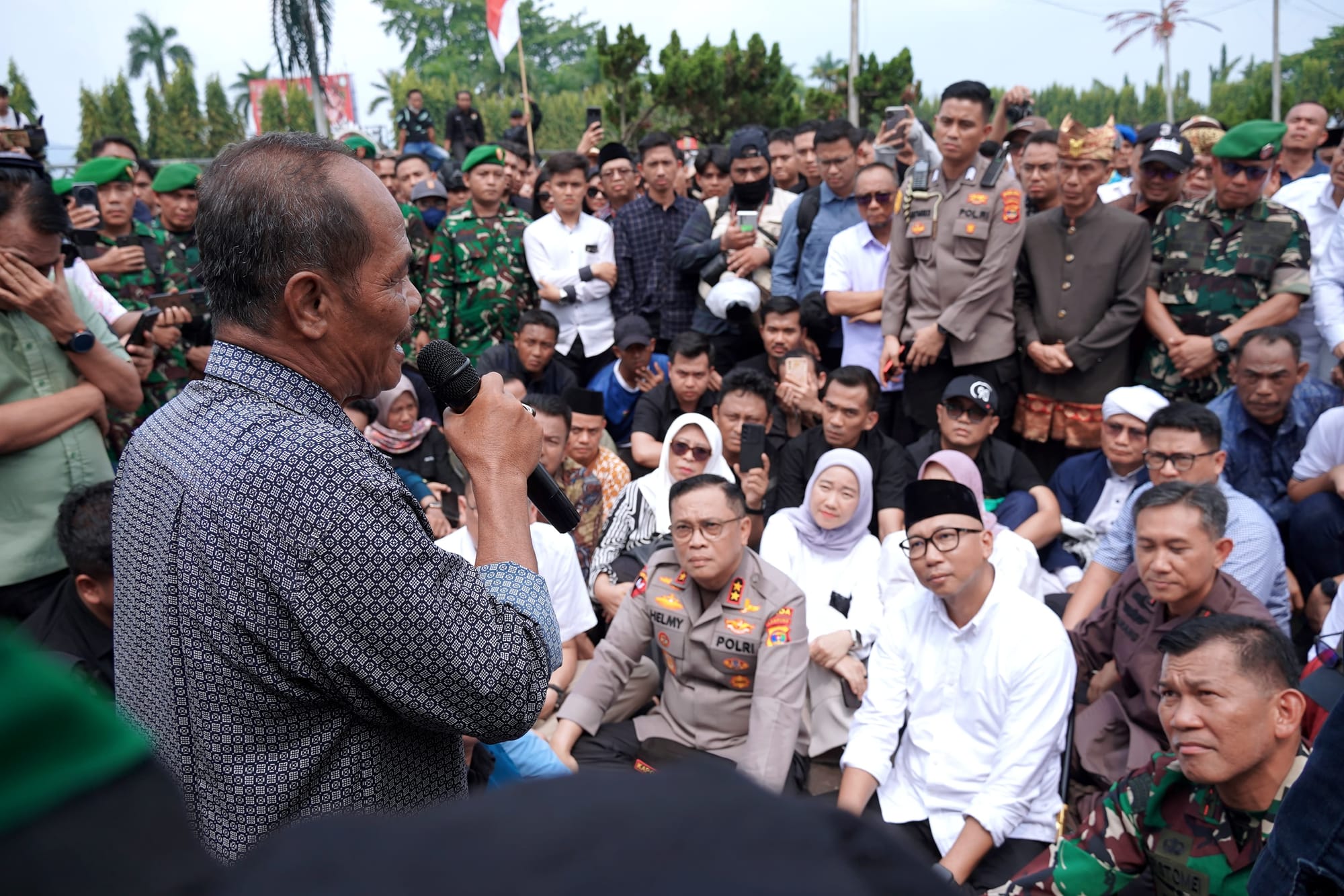 Gubernur, Pangdam, dan Kapolda Lampung Duduk Lesehan, Tunjukkan Solidaritas dengan Massa Aksi