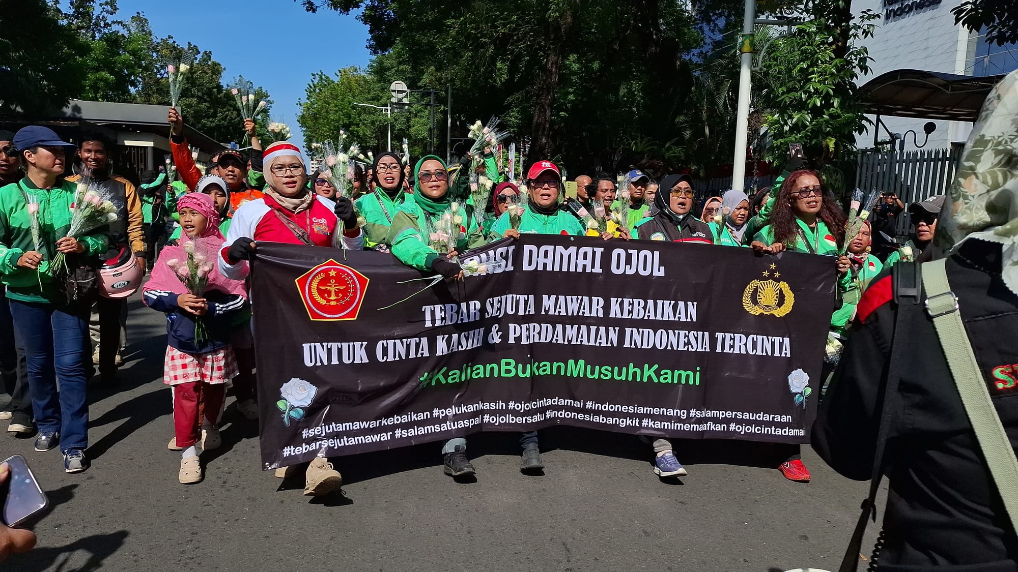 Tak Mau Terprovokasi, Ojol Pilih Beri Dukungan Lewat Ribuan Mawar