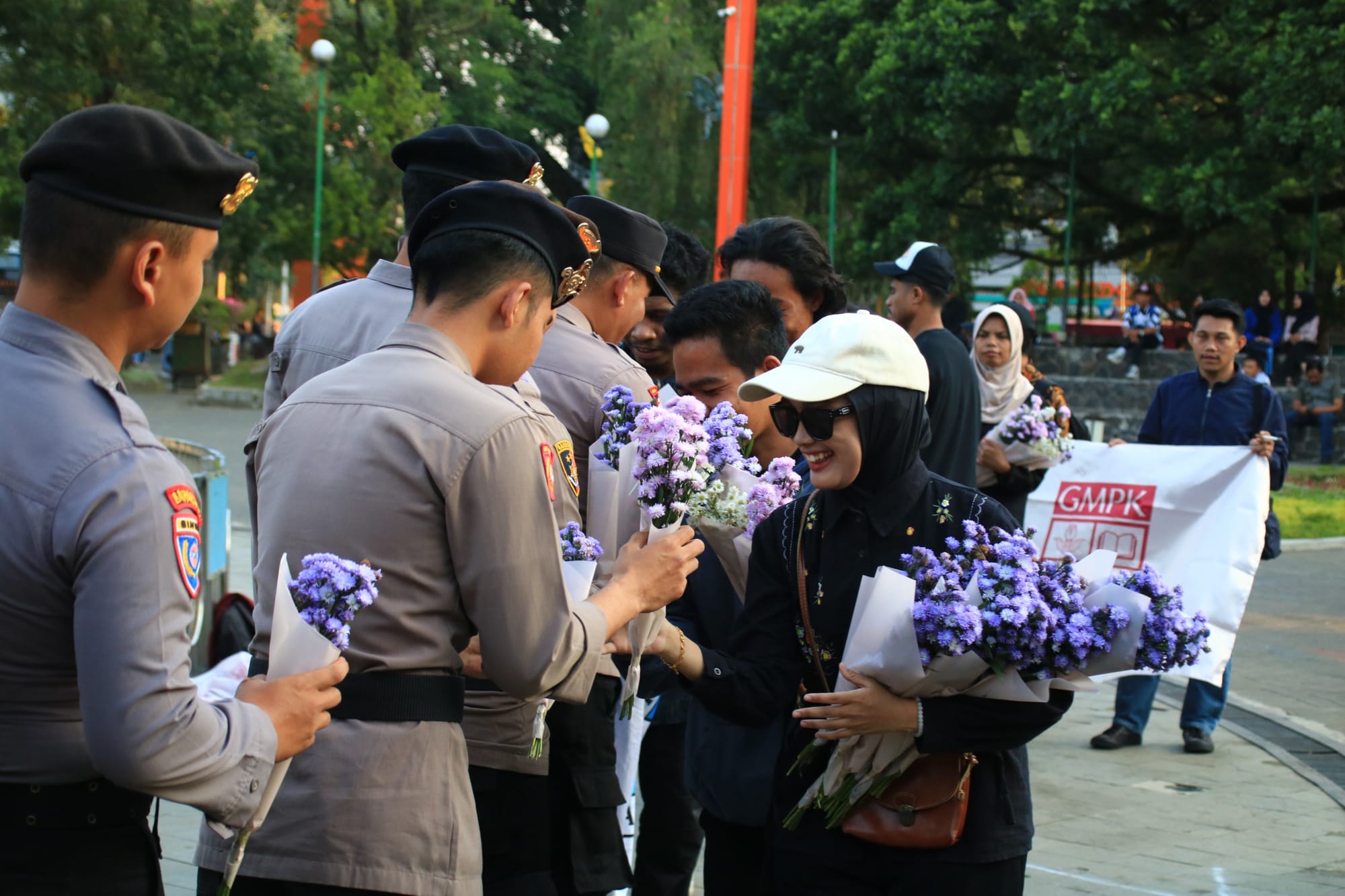 Aksi GMPK di Alun-Alun Merdeka Semarak dengan Bunga dari Polisi