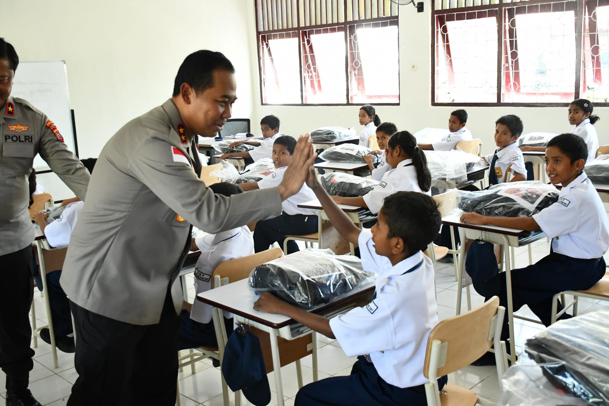 Wujudkan Pendidikan Unggul, Kapolda NTT Beri Motivasi 100 Siswa SRM 19 Naibonat