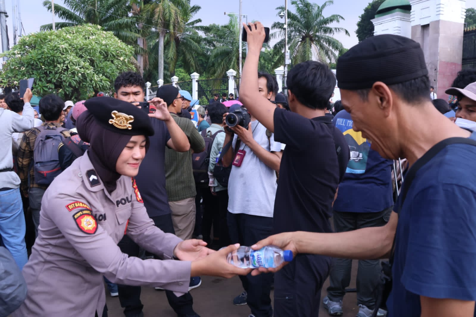 Aksi Humanis, Polwan Beri Bantuan Makanan dan Minuman untuk Pengunjuk Rasa