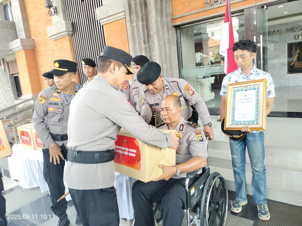 Kapolda Beri KPLB Dan Penghargaan Kepada 13 Personil Polda Bali