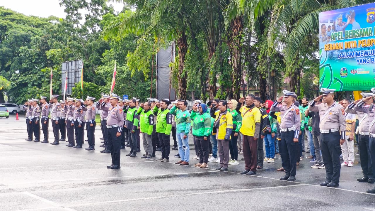 Ratusan Ojol Resmi Dikukuhkan Jadi Duta Keselamatan Berlalu Lintas di Riau