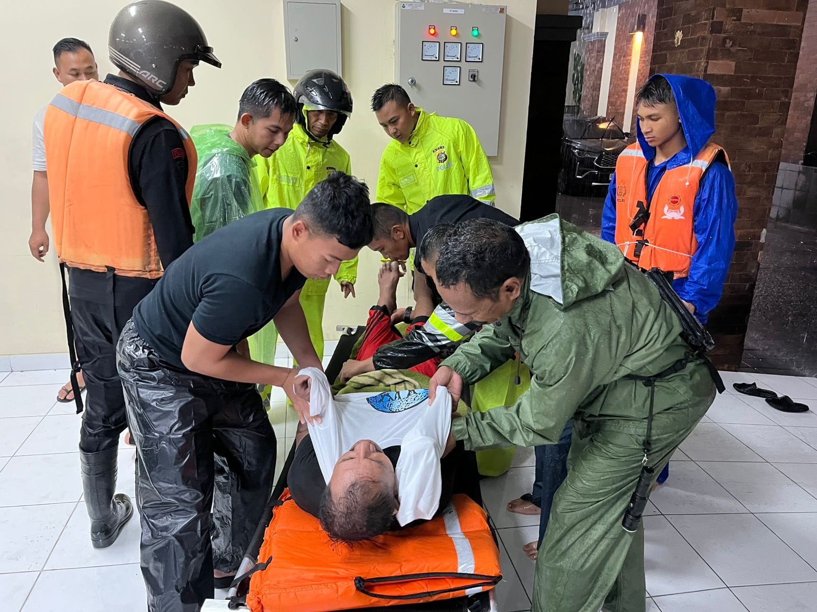 Polda Bali Terjun Langsung Evakuasi Korban Banjir di Denpasar dan Badung