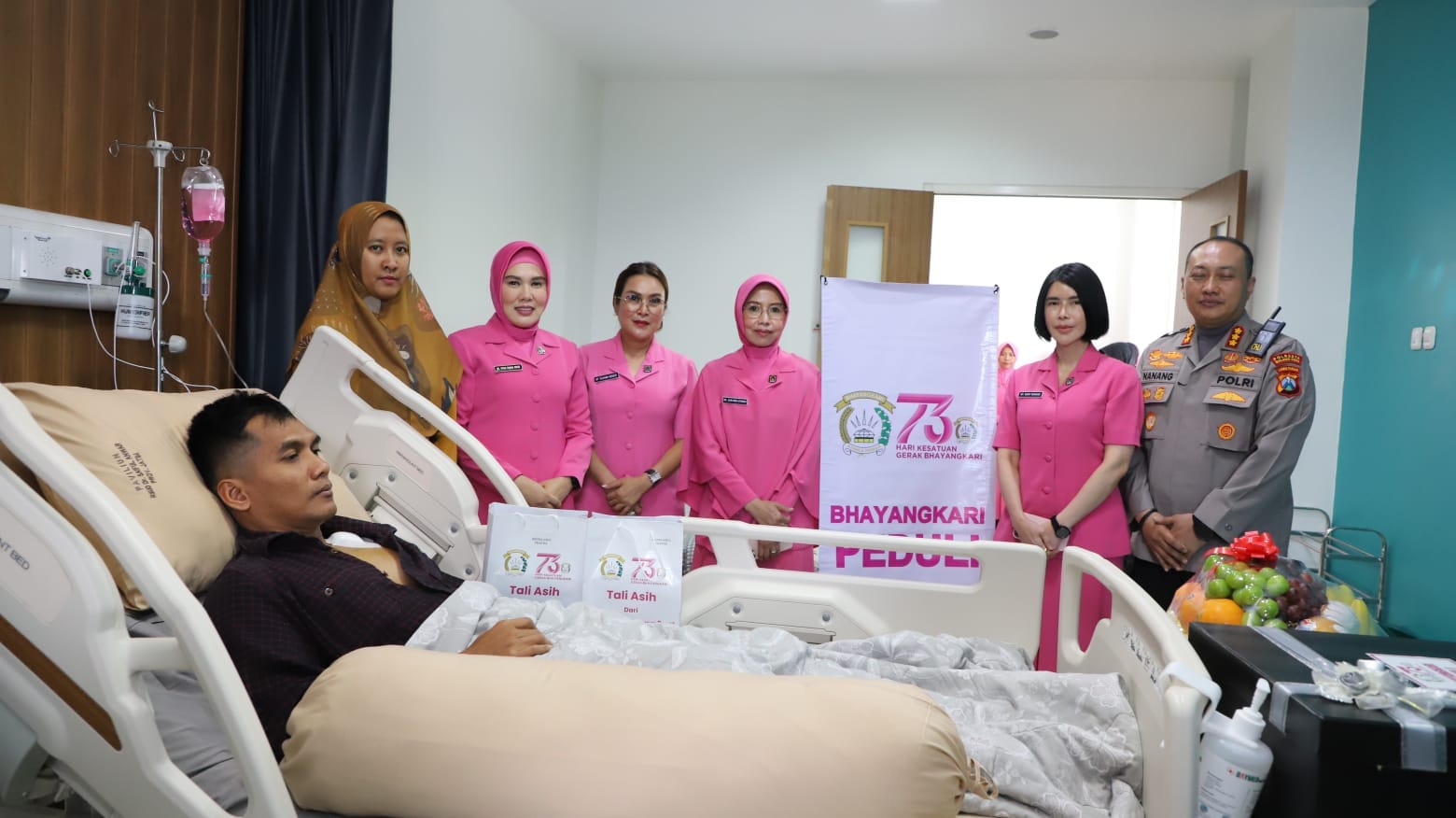 Tunjukkan Kepedulian, Bhayangkari Jatim Jenguk Anggota Polresta Malang Kota yang Jadi Korban Demo