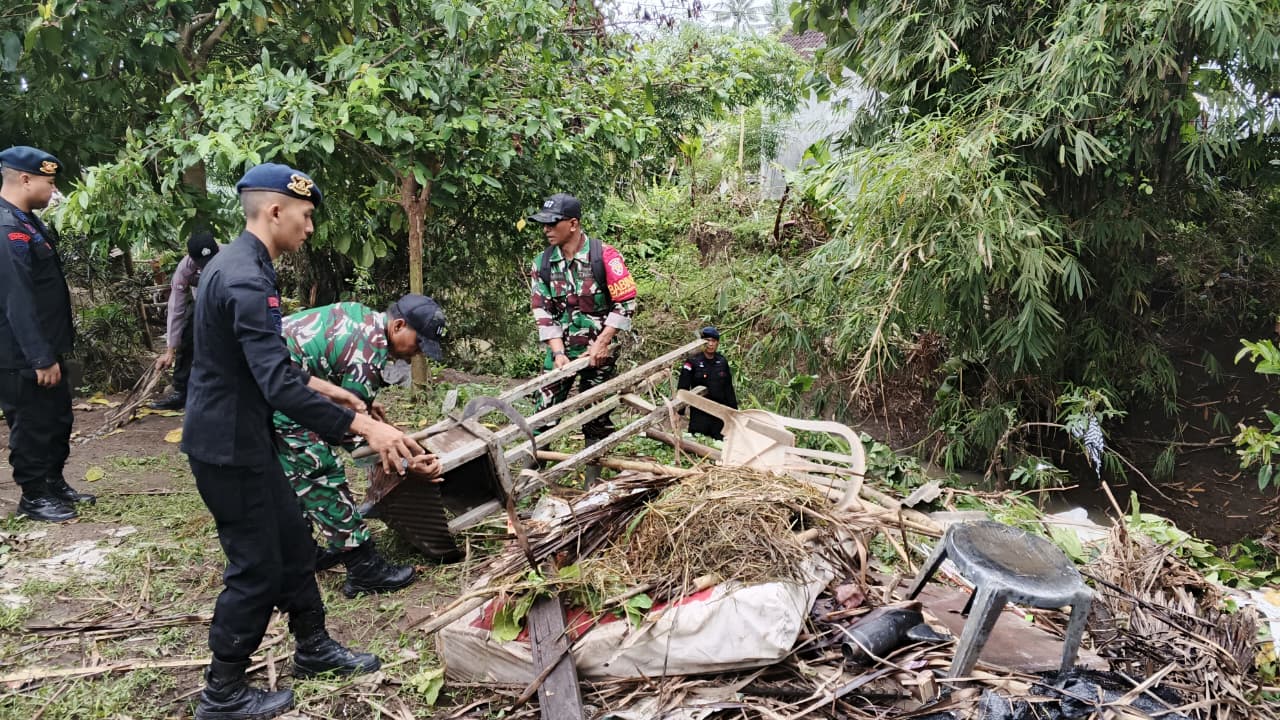 Pasca Banjir Bandang, Personil Polda Bali Gotong Royong Bersihkan Lokasi Bencana