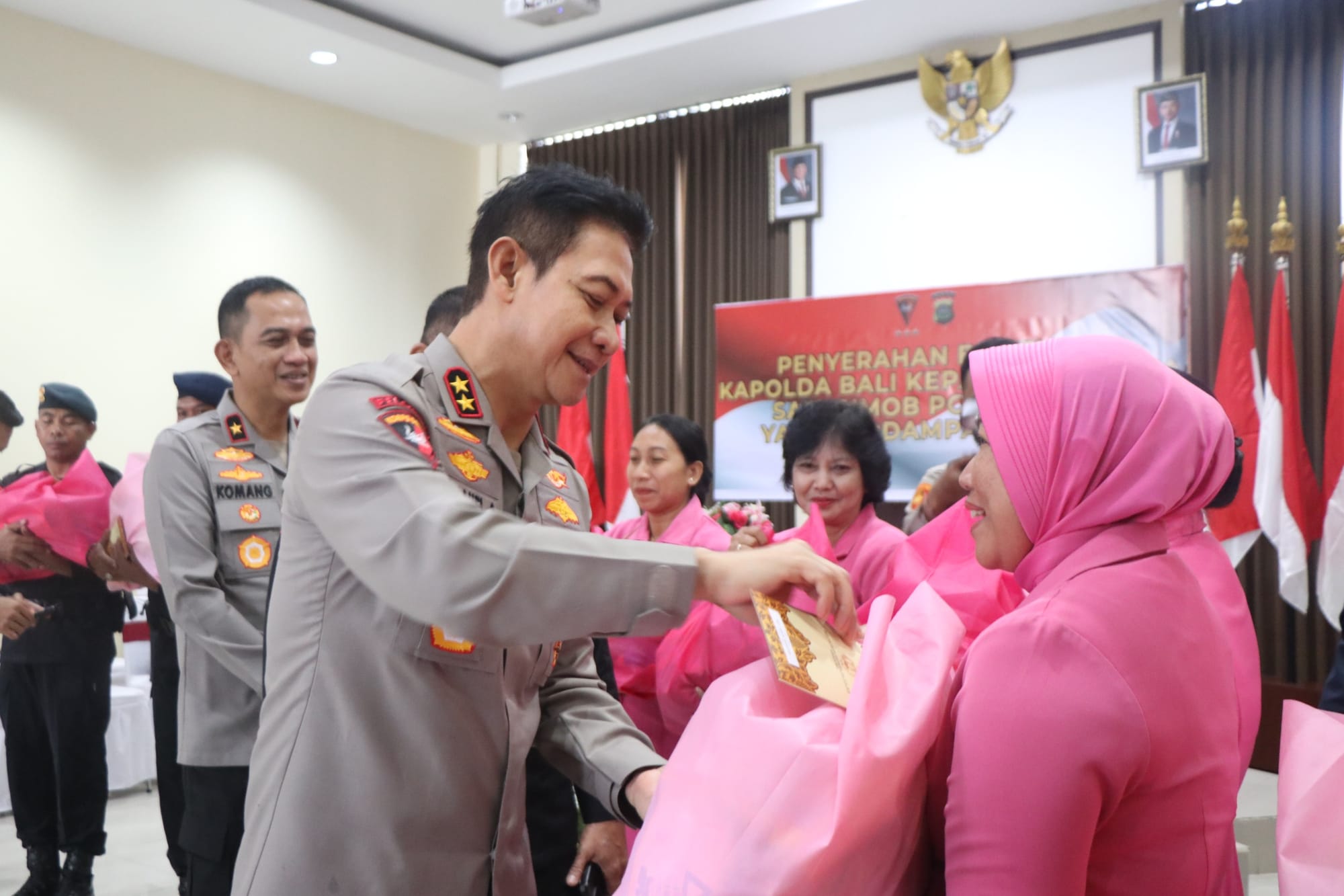 Kapolda Bali Bantu Personel PNPP Polri Korban Banjir di Mako Brimob Tohpati