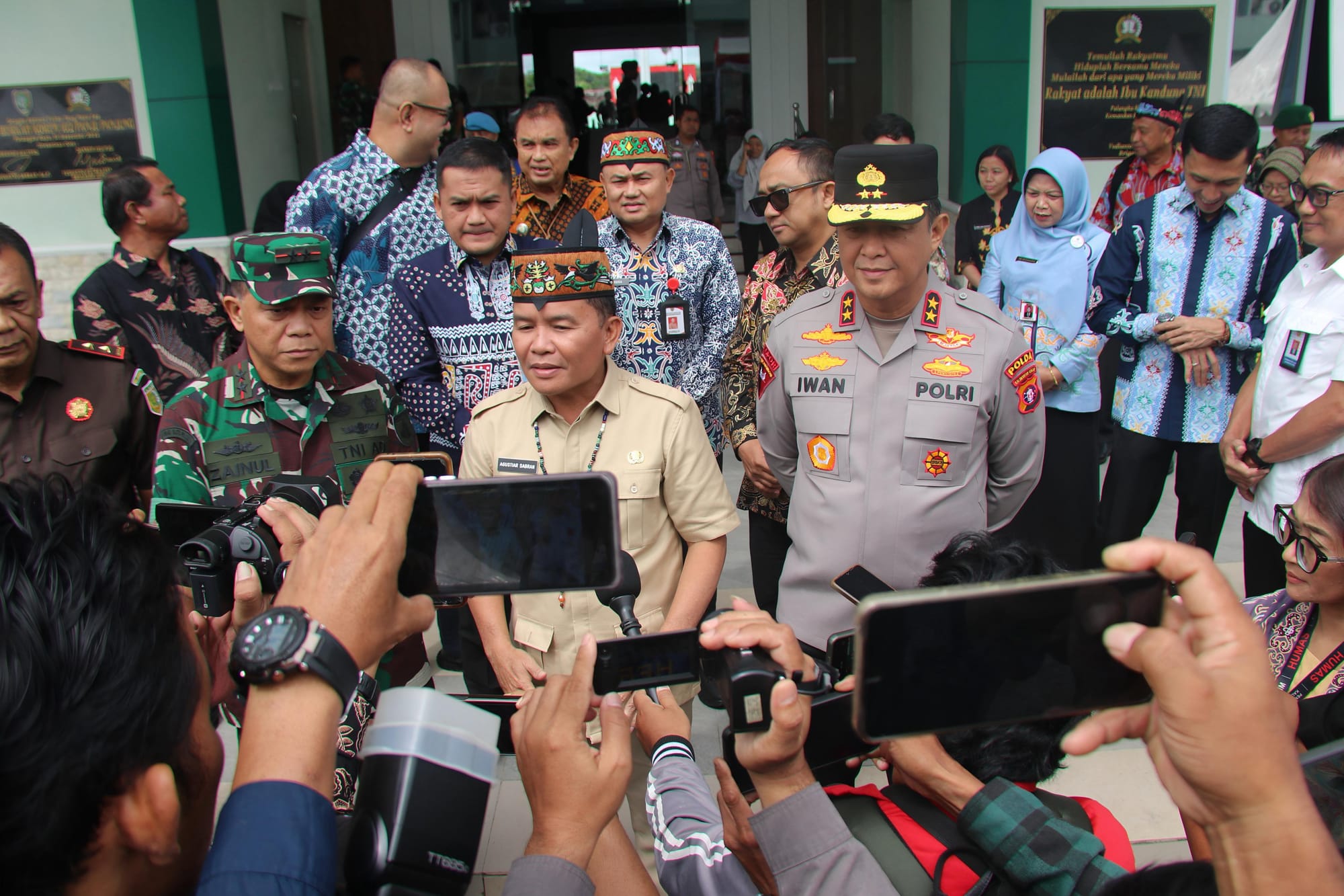 Kapolda Kalteng dan Gubernur Hadiri Bakti Sosial HUT ke-80 TNI di Kodam XXII/Tambun Bungai