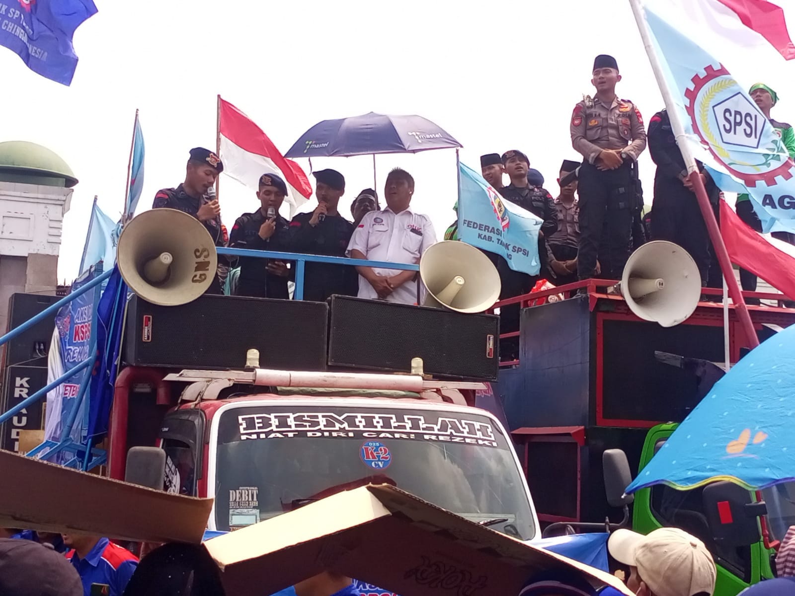 Aksi Damai, Buruh dan Polisi Bersatu dalam Sholawat dan Doa Bersama