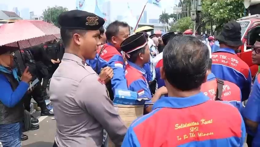 Polisi Bagikan Air Mineral dan Roti, Buruh di DPR Sambut dengan Antusias