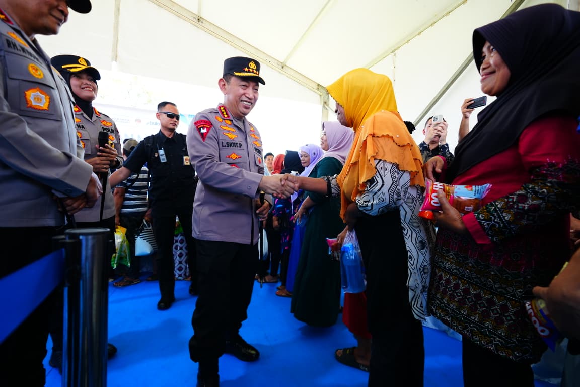 Warga Semarang Terima Bantuan Sosial dan Bahan Pangan Murah dari Kapolri
