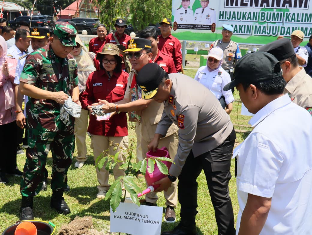 Wujud Peduli Lingkungan, Kapolda Kalteng Bersama Forkopimda Ajak Masyarakat Hijaukan Alam