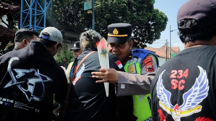 Aliansi Masyarakat Pemalang Bersatu Gelar Aksi Damai dengan Bunga dan Pelukan