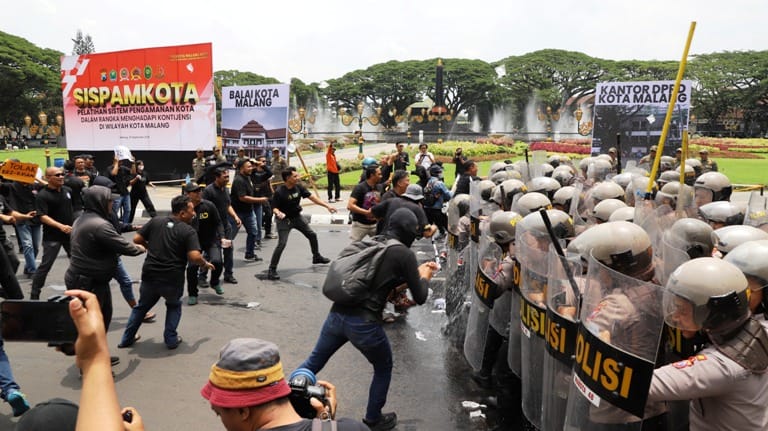 Simulasi Sispamkota, Dalmas Polresta Malang Kota Atasi Aksi Anarkis