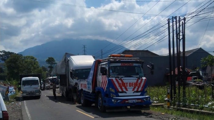 Jalur Wonosobo-Temanggung Sempat Terputus Akibat Truk Galon Terguling