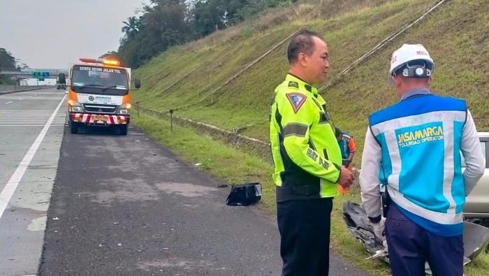Kecelakaan di Tol Barukan Salatiga, Mobil Tabrak Belakang Truk
